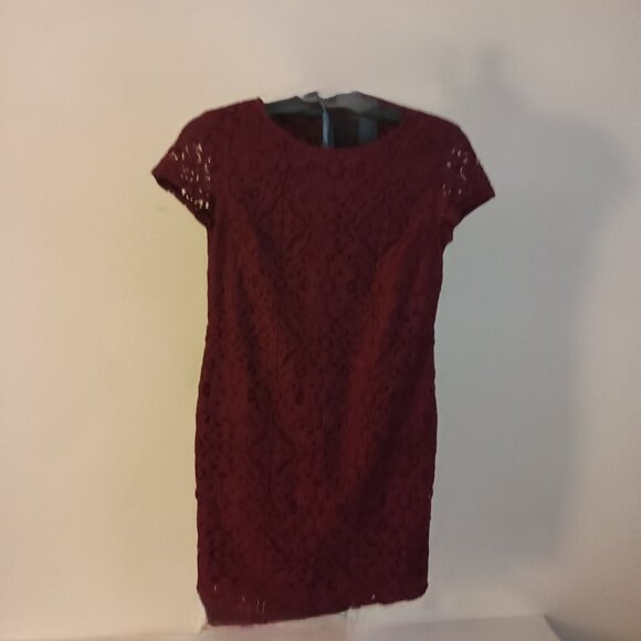 Banana Republic Women’s Maroon Lace Cap Sleeve Sheath Dress Size 4P - Picture 13 of 13